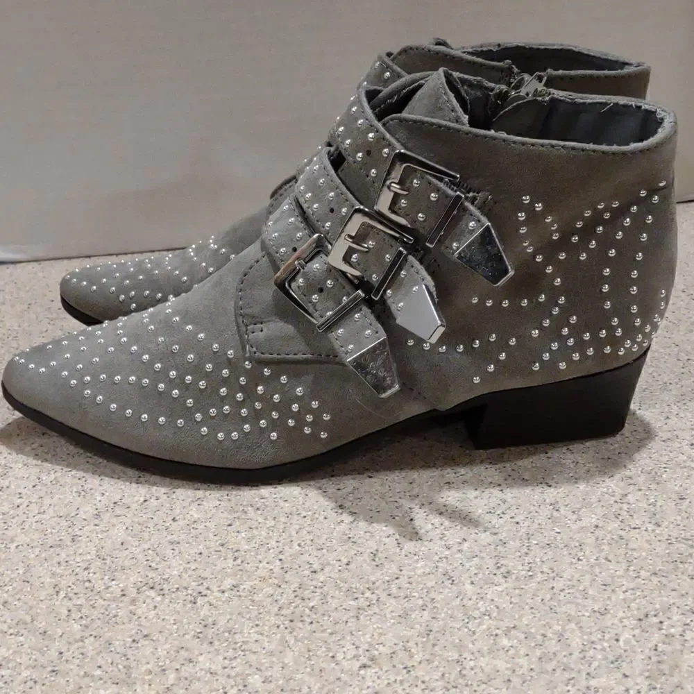 👍 Olive Green Studded Booties .  Size 7     A12